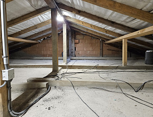 Zateplení stropu rodinného domu pomocí foukané izolace